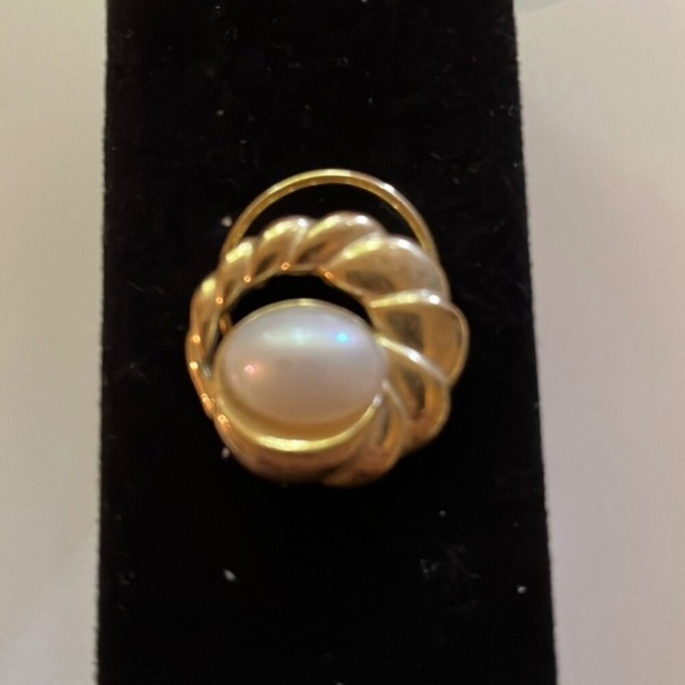 ✨💛 Vintage Gold-Tone Clip-On Brooch with Faux Pearl Accent 💛✨